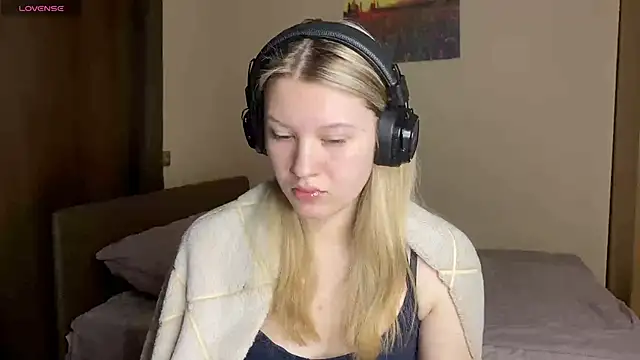 SkyeDavis online show from February 4, 6:44 pm