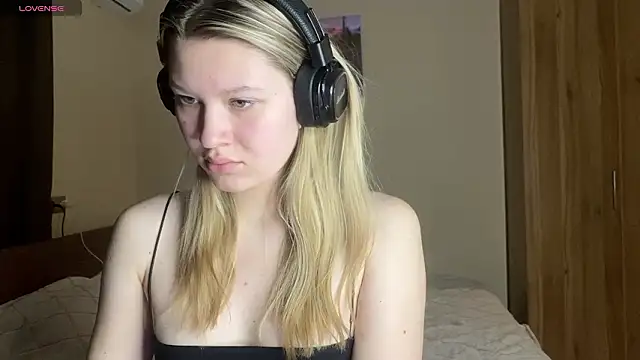 SkyeDavis online show from February 5, 8:56 pm