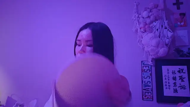 luvvivii online show from February 4, 5:32 am