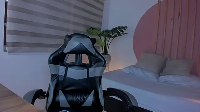 seraphine lark online show from February 19, 7:13 pm