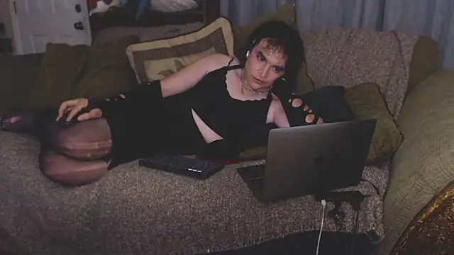 glowiislvt online show from January 6, 12:20 pm