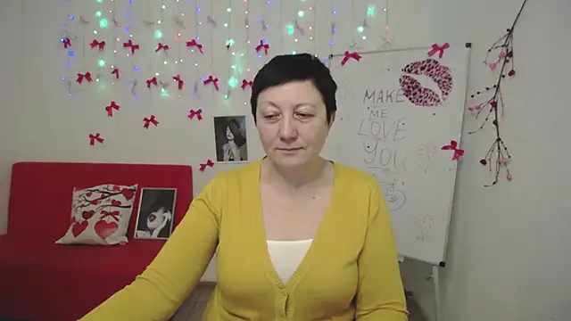 EmilyL0ve online show from February 17, 7:35 pm