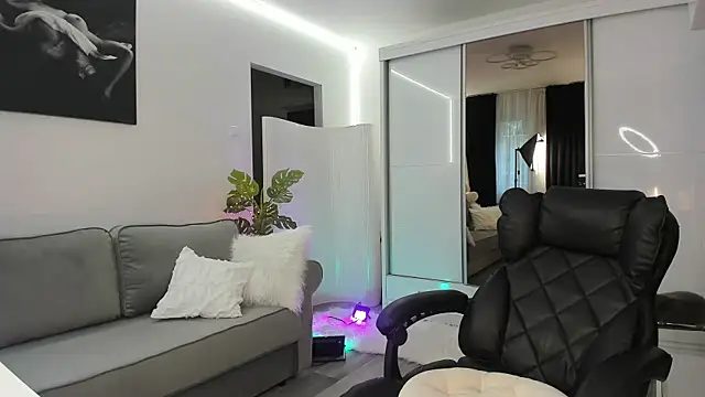 Ivy Bellee online show from April 16, 5:19 am