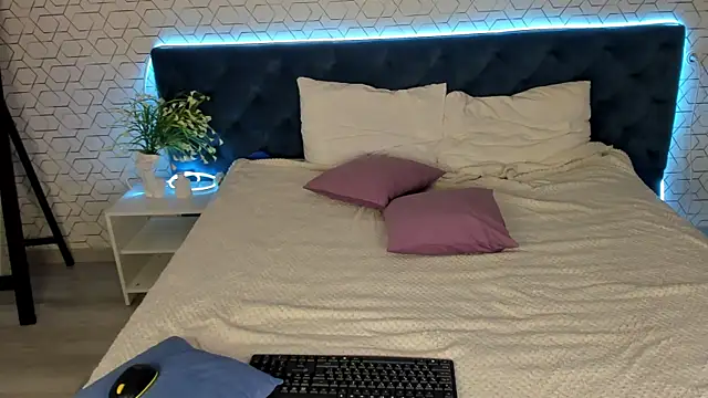 desiree doll online show from March 3, 7:25 am