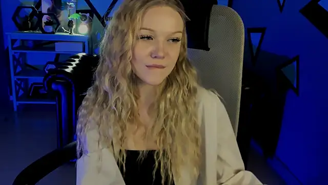 ChloeWhite online show from April 7, 11:23 am