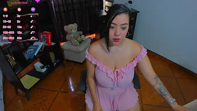 SophiiaRios  online show from April 4, 1:21 pm