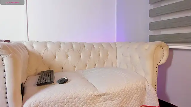 Lara reynolds  online show from February 17, 8:08 pm