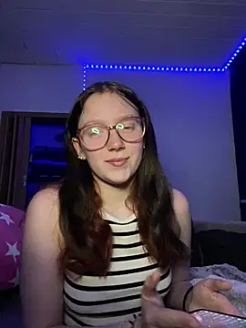 YoungLisaa18 online show from February 5, 8:01 pm