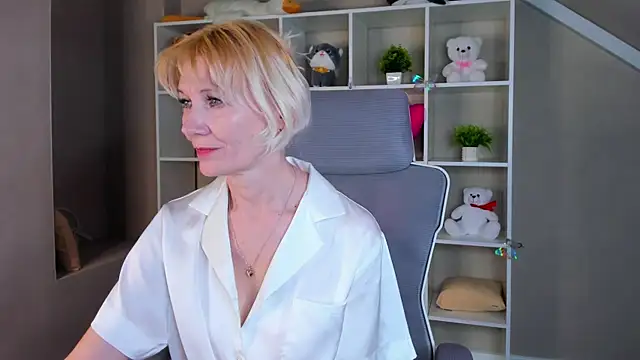 Julie Lucas online show from April 9, 4:48 am