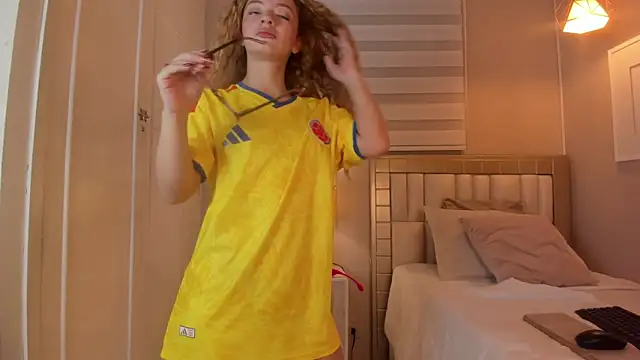 isabela  x online show from July 7, 11:35 am