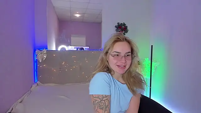 LunaHeadley online show from January 17, 1:18 pm