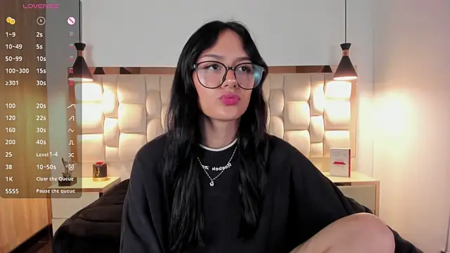 NiccolleHall online show from February 17, 1:32 pm