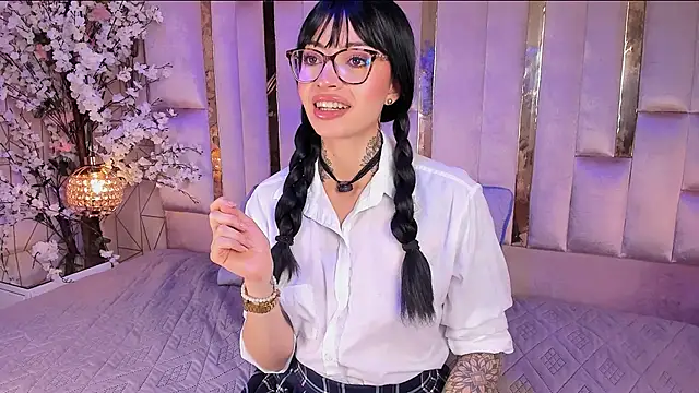 JuneCollins online show from May 30, 2:37 pm