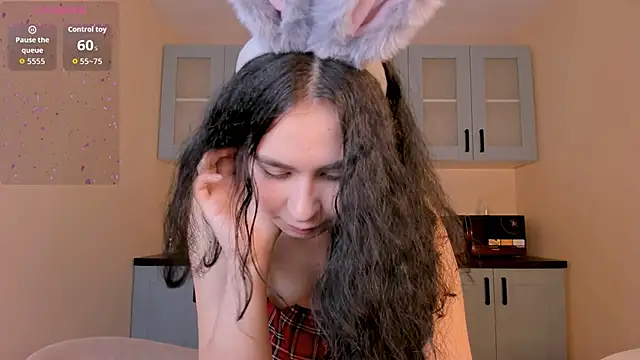 GiovannaAntonelli online show from April 5, 6:12 am