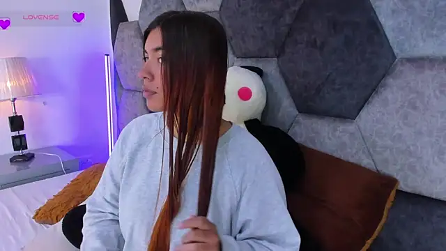 DulceJones online show from March 1, 8:30 pm