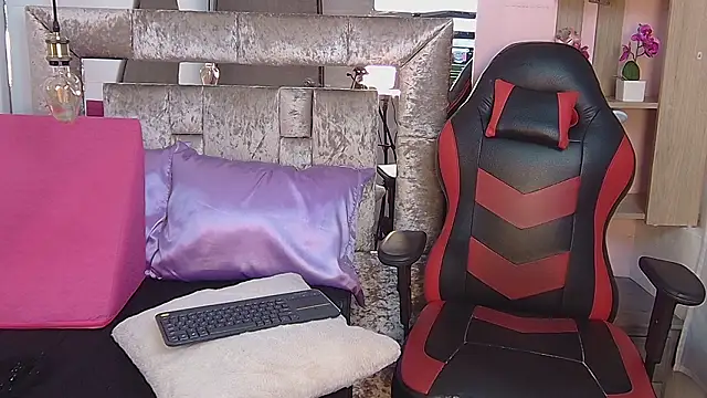 thyara noa online show from March 4, 9:54 pm