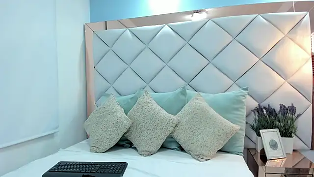 crystalstonee online show from June 6, 8:48 pm