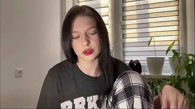 Sarahsolara online show from February 19, 2:38 pm