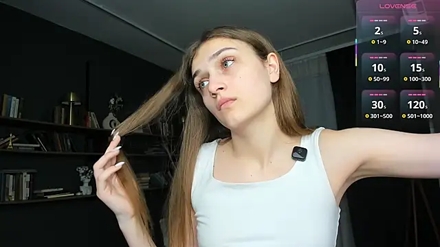 JuliannaLeiding online show from April 3, 7:34 pm