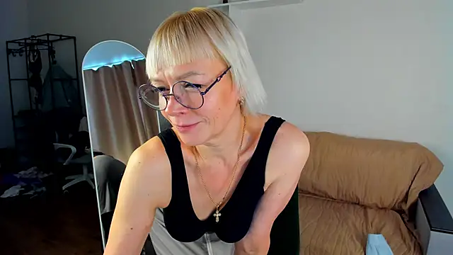 Ann Annise online show from May 18, 1:26 am