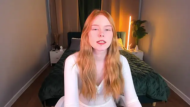 Julia Anis online show from February 13, 1:18 am