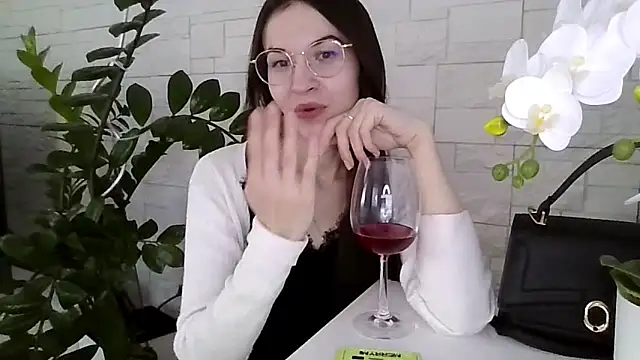 JuliaLovely online show from March 9, 3:37 pm