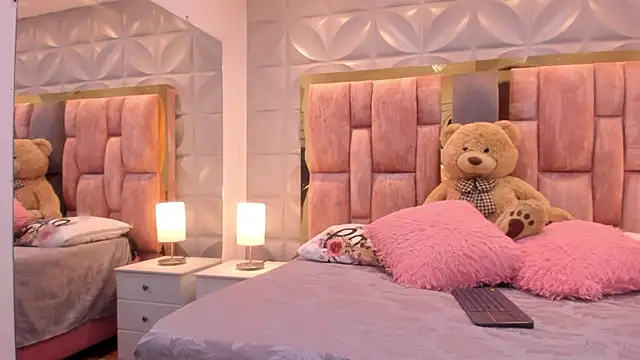 Paris Velvet online show from April 10, 10:49 pm