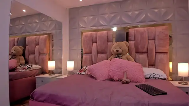 Paris Velvet online show from March 21, 12:15 am