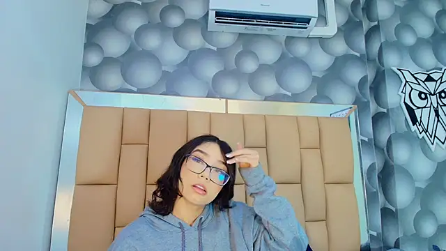 lil miia online show from February 2, 7:02 pm