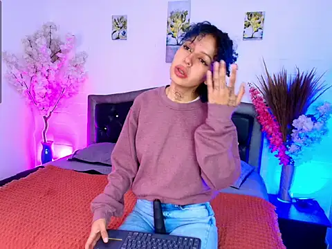 HannahBlue  online show from February 9, 12:40 pm