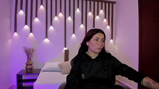 charlottee27  online show from April 16, 2:12 am