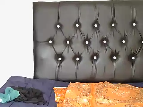 CreamyCurves online show from February 9, 9:55 am