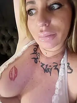 MiaMooly online show from April 8, 5:26 pm