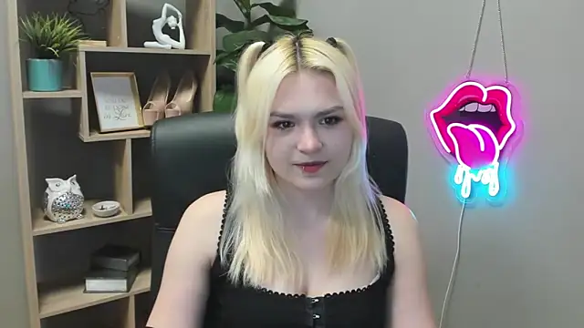 SweetLilyxo online show from April 9, 1:27 pm