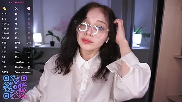 HannaHayles online show from April 8, 5:04 pm