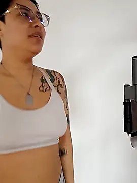 Juliexxxxtasy online show from February 19, 8:40 pm