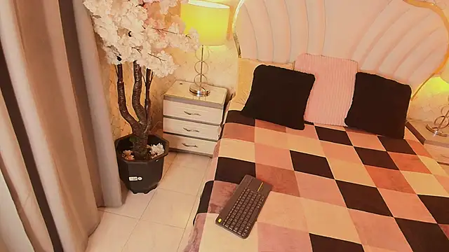 YazminJenner online show from April 14, 4:45 am