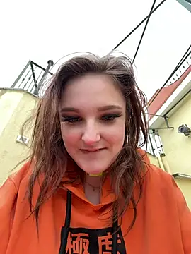 ViviLuu online show from April 7, 3:36 pm