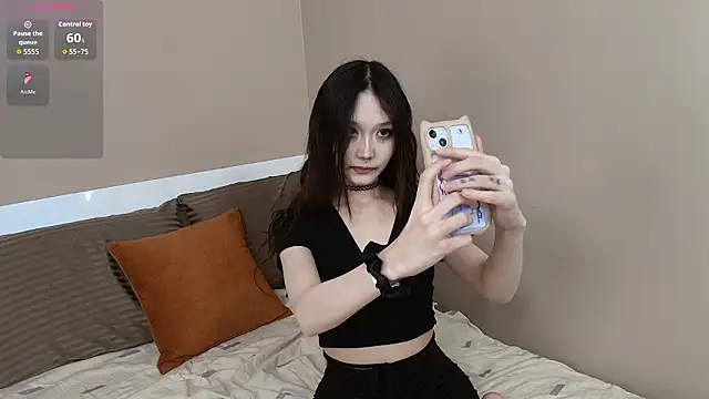 RayReina online show from March 13, 7:15 pm