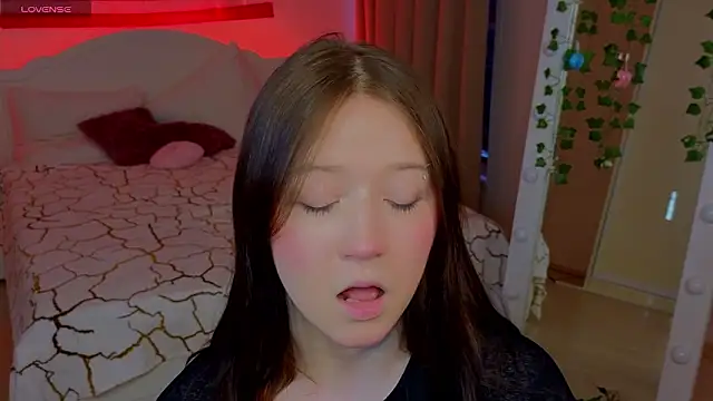 MmollyMay online show from March 29, 10:36 am