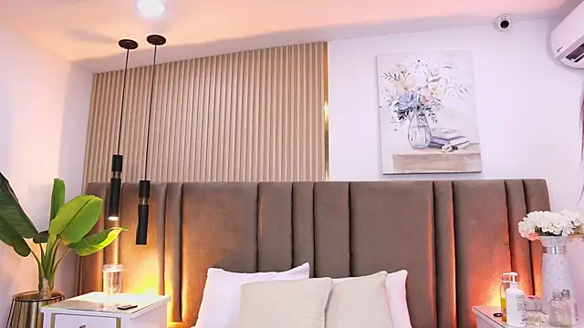 SaraLugo online show from April 1, 7:44 pm