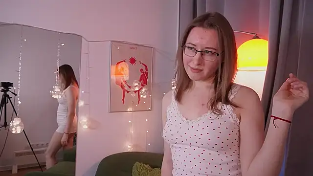 KimFoxie online show from February 13, 2:30 pm