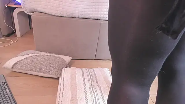 Ashley Beaomunt online show from July 10, 11:43 am