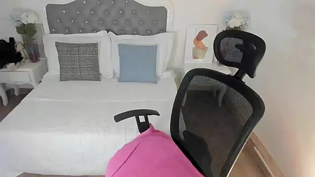 Aisha Haddad online show from April 20, 2:09 pm