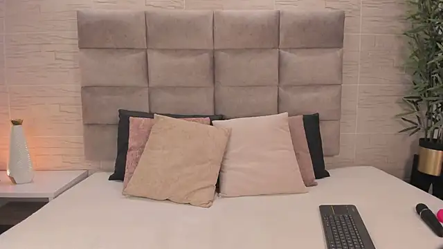 ariana  parker online show from April 24, 4:26 am