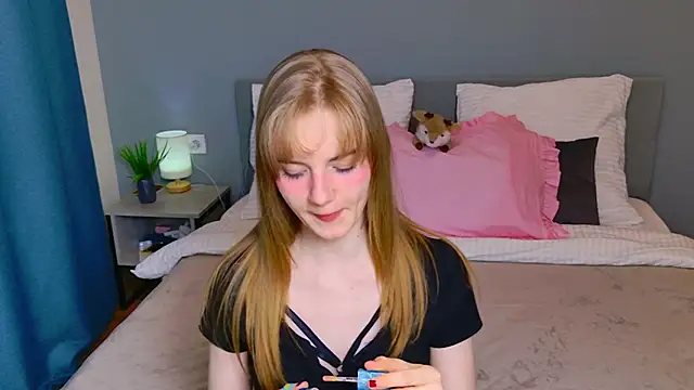 ElfieWhite online show from April 19, 5:57 pm