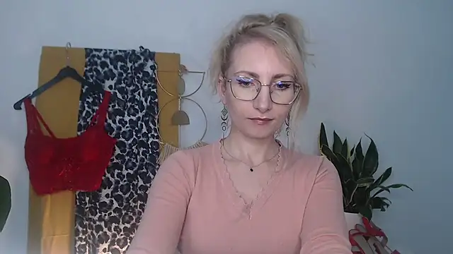 CinderellaMoon online show from April 14, 5:40 am