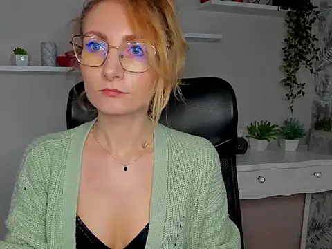 CinderellaMoon online show from March 6, 7:36 am