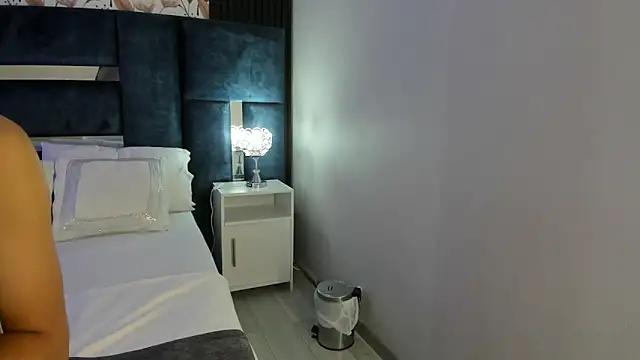 PerlaRogerss  online show from April 6, 11:33 am