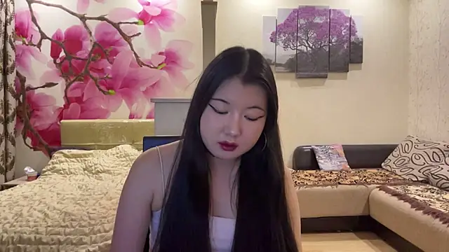 MaeRaads online show from April 15, 5:46 pm